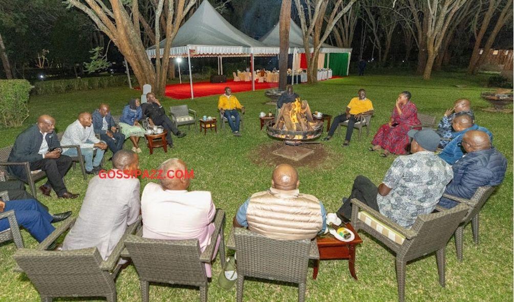 President William Ruto and his deputy Rigathi Gachagua with as section of Mt Kenya leaders during a past meeting at Sagana state lodge.