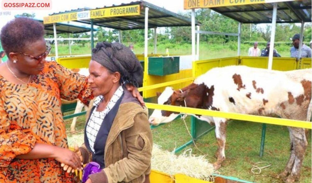 Meru Governor, Kawira Mwangaza talks to a Meru county resident during the One Cow, One Needy Family project implementation in December 2023.