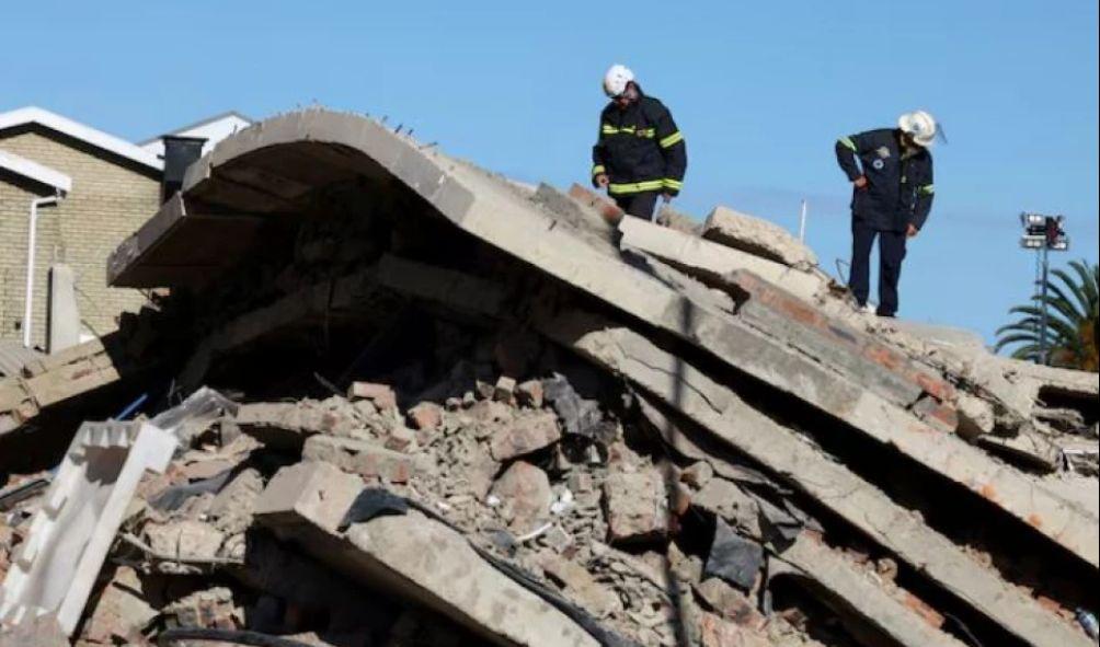 Rescuers work to rescue construction workers trapped under a building that collapsed in George, South Africa May 8, 2024. REUTERS/Esa Alexander/File Photo