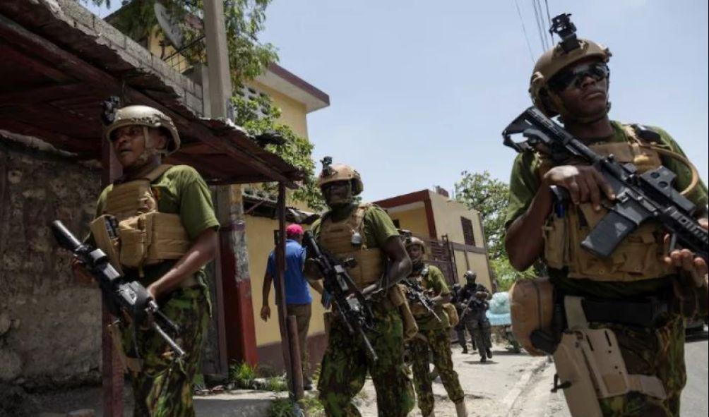 Haitian National police SWAT unit and Kenyan Police walk trough a steep hill to board an armoured vehicle after one of the vehicles broke down on a steep hill while patrolling through a neighborhood, after the arrival of the first contingent of Kenyan police as part of a peacekeeping mission, in Port-au-Prince, Haiti June 28, 2024. REUTERS/Ricardo Arduengo