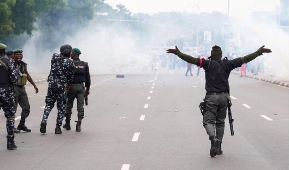 Nigerian security forces lob teargas canisters to disperse demonstrators who protest against bad governance and economic hardship in Abuja, Nigeria, August 1, 2024. REUTERS/Marvellous Durowaiye/File Photo