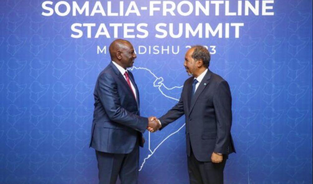 President William Ruto (left) meets Somalia President Hassan Sheikh Mohamud