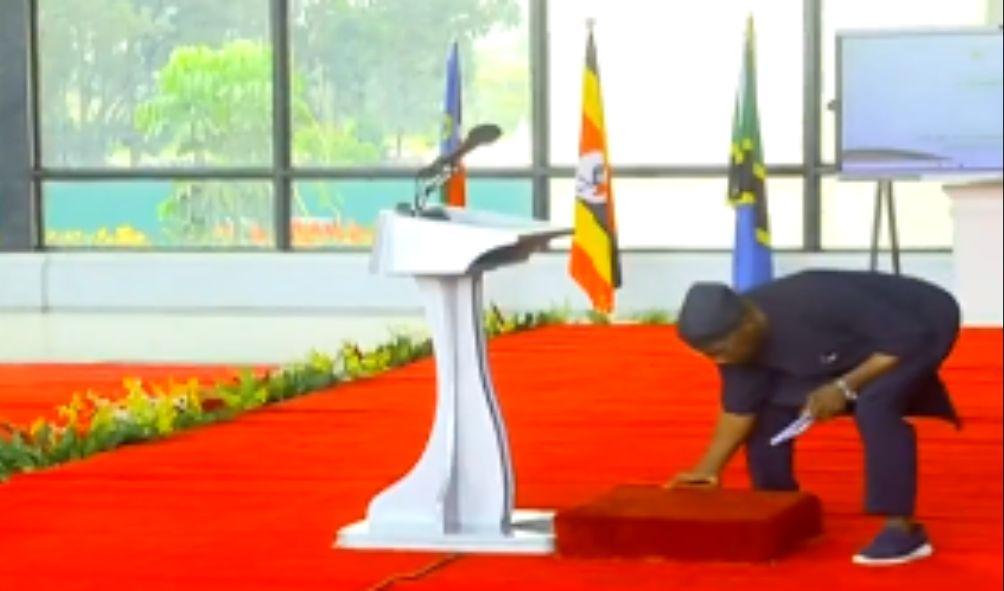 Former Nigerian President Olusegun Obasanjo pushing away a step board at the State House on August 27, 2024.