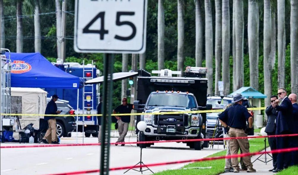 FBI officers work on the perimeter of Trump International Golf Club, following an apparent assassination attempt on Republican presidential nominee and former U.S. President Donald Trump, after a gunman was found at the Trump's golf course, in West Palm Beach, Florida, U.S. September 17, 2024. REUTERS/Marco Bello